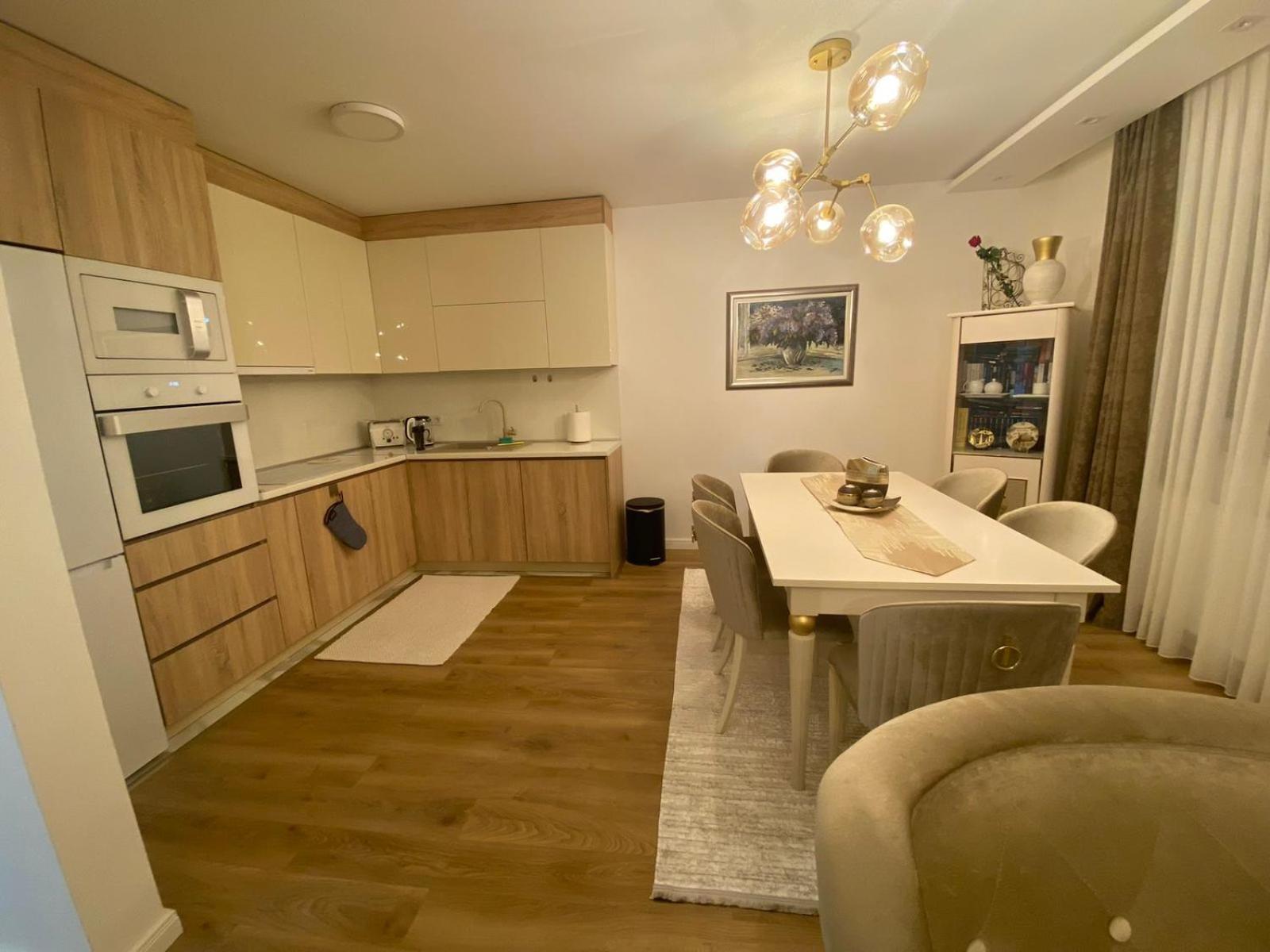 Golden Nest Apartment *